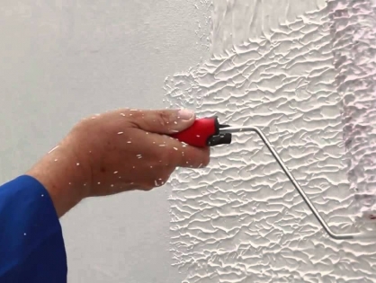 Aprenda a pintar uma parede com textura